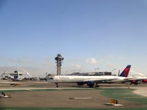 L'avion de delta se repose sur la piste chez LAX image stock L'avion de delta se repose sur la piste chez LAX image stock