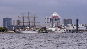 L'avion de ligne vole au-dessus de la baie et du port de Tokyo, Japon, dans le secteur de Minato photos stock L'avion de ligne vole au-dessus de la baie et du port de Tokyo, Japon, dans le secteur de Minato photos stock
