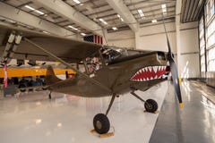 L'avion vert de Cessna O-1E d'armée a appelé le chien d'arrêt photographie stock libre de droits L'avion vert de Cessna O-1E d'armée a appelé le chien d'arrêt photographie stock libre de droits