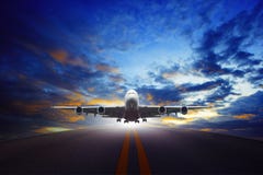 L'avion à réaction décollent de l'utilisation urbaine de pistes d'aéroport pour le transp d'air photographie stock libre de droits L'avion à réaction décollent de l'utilisation urbaine de pistes d'aéroport pour le transp d'air photographie stock libre de droits