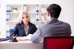 L'avocat discutant l'affaire judiciaire avec le client photographie stock L'avocat discutant l'affaire judiciaire avec le client photographie stock