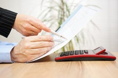 L'avocat et son client examinent le document juridique image stock L'avocat et son client examinent le document juridique image stock