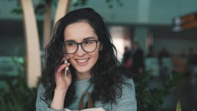 L?chelndes M?dchen, das auf Handy spricht stock video footage L?chelndes M?dchen, das auf Handy spricht stock video footage