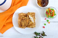 L?ckra delikata pannkakor med keso och russin p? en vit tr?bakgrund Sund frukost den b?sta sikten arkivbilder L?ckra delikata pannkakor med keso och russin p? en vit tr?bakgrund Sund frukost den b?sta sikten arkivbilder