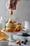 L?ckra pannkakor, med ny bl?b?r, jordgubbar och honung p? plattan fotografering för bildbyråer L?ckra pannkakor, med ny bl?b?r, jordgubbar och honung p? plattan fotografering för bildbyråer