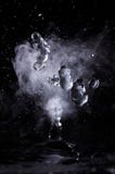 L'eau bouillante éclaboussent de la vapeur sur le plan rapproché noir de fond photos libres de droits L'eau bouillante éclaboussent de la vapeur sur le plan rapproché noir de fond photos libres de droits