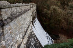 L'eau circulant sur le déversoir de barrage, réservoir de Burrator, Dartmoor image libre de droits L'eau circulant sur le déversoir de barrage, réservoir de Burrator, Dartmoor image libre de droits