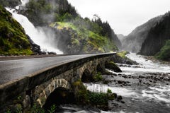 L'eau d'une cascade coule dans une vallée verte sur deux manières différentes La terre est rocheuse et pleine des pierres et de l images stock L'eau d'une cascade coule dans une vallée verte sur deux manières différentes La terre est rocheuse et pleine des pierres et de l images stock