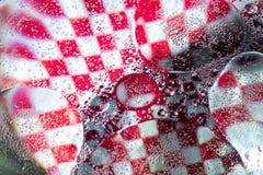 L'eau dans la cuvette transparente sur le fond photographie stock L'eau dans la cuvette transparente sur le fond photographie stock