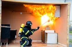 L'eau de versement de sapeur-pompier sur un feu d'huile - explosion photo libre de droits L'eau de versement de sapeur-pompier sur un feu d'huile - explosion photo libre de droits