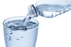 L'eau de versement sur un verre d'isolement sur le fond blanc Chemin de coupure photos stock L'eau de versement sur un verre d'isolement sur le fond blanc Chemin de coupure photos stock