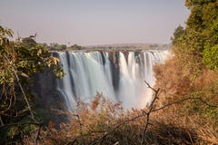L'eau en soie en Victoria Falls, vue du Zimbabwe Photo stock L'eau en soie en Victoria Falls, vue du Zimbabwe Photo stock
