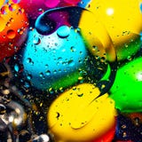 L'eau et p?trole de m?lange sur les cercles et les ovales abstraits de boules d'un gradient de fond de belle couleur photo stock L'eau et p?trole de m?lange sur les cercles et les ovales abstraits de boules d'un gradient de fond de belle couleur photo stock