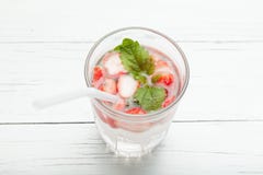 L'eau infus?e de fruit, r?gime antioxydant de fraise, boisson de detox photo libre de droits L'eau infus?e de fruit, r?gime antioxydant de fraise, boisson de detox photo libre de droits