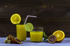 l'eau orange d'été de glace de boissons de citron de carafe Des verres de jus d'orange Orange coupée en tranches, sucre, menthe, images stock l'eau orange d'été de glace de boissons de citron de carafe Des verres de jus d'orange Orange coupée en tranches, sucre, menthe, images stock