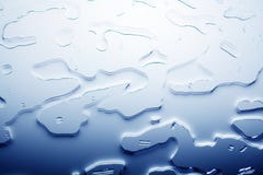 L'eau renversée sur la surface de miroir en verre, fond abstrait, modèle humide de gradient de texture dans la couleur bleue, tac images stock L'eau renversée sur la surface de miroir en verre, fond abstrait, modèle humide de gradient de texture dans la couleur bleue, tac images stock