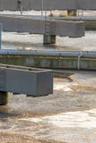 L'eau sale est nettoyée dans une station d'épuration photographie stock libre de droits L'eau sale est nettoyée dans une station d'épuration photographie stock libre de droits