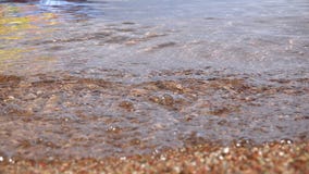 L'eau verse le sable de plage banque de vidéos L'eau verse le sable de plage banque de vidéos
