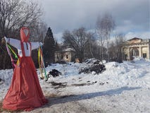 L'effigie de Maslenitsa dans le costume folklorique russe est brûlée dans la neige pendant les vacances nationales traditionnelle images libres de droits L'effigie de Maslenitsa dans le costume folklorique russe est brûlée dans la neige pendant les vacances nationales traditionnelle images libres de droits