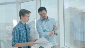 L'employé fatigué du directeur fou jette le papier dedans pour diriger prêt et heureux pour stoppé, renvoi L'employé fatigué du directeur fou jette le papier dedans pour diriger prêt et heureux pour stoppé, renvoi