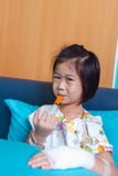 L'enfant asiatique de maladie a admis dans l'h?pital avec intraveineux salin en main photos libres de droits L'enfant asiatique de maladie a admis dans l'h?pital avec intraveineux salin en main photos libres de droits