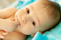 L'enfant aspire un doigt image libre de droits L'enfant aspire un doigt image libre de droits