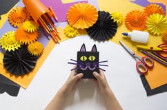 L'enfant crée un boîte-cadeau d'un chat noir Une partie pour Halloween images libres de droits L'enfant crée un boîte-cadeau d'un chat noir Une partie pour Halloween images libres de droits