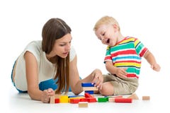L'enfant et son jeu de maman joue ensemble image libre de droits L'enfant et son jeu de maman joue ensemble image libre de droits