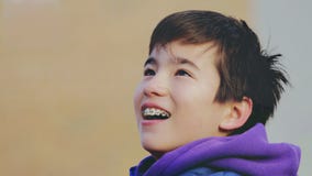 L'enfant heureux sourit avec des accolades images libres de droits L'enfant heureux sourit avec des accolades images libres de droits