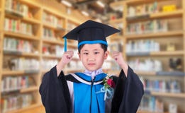 L'enfant porte un froncé a exprimé son plaisir au succès à l'edu photos stock L'enfant porte un froncé a exprimé son plaisir au succès à l'edu photos stock