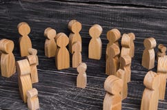L'enfant a été perdu dans la foule Une foule des chiffres en bois des personnes entourent un enfant perdu Perdu, parents qui ont photo stock L'enfant a été perdu dans la foule Une foule des chiffres en bois des personnes entourent un enfant perdu Perdu, parents qui ont photo stock