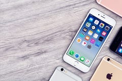L'ensemble de vue supérieure étendue par appartement multicolore des iPhones 6s d'Apple se trouve sur le bureau en bois avec l'es photo stock L'ensemble de vue supérieure étendue par appartement multicolore des iPhones 6s d'Apple se trouve sur le bureau en bois avec l'es photo stock
