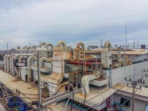L'ensemble industriel pour l'air de filtrage a pollué des étangs avec des réservoirs images libres de droits L'ensemble industriel pour l'air de filtrage a pollué des étangs avec des réservoirs images libres de droits