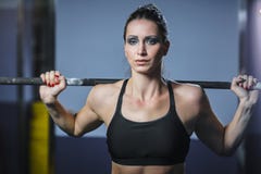 L'entraîneur musculaire attirant puissant de CrossFit de femme font la séance d'entraînement avec le barbell photographie stock L'entraîneur musculaire attirant puissant de CrossFit de femme font la séance d'entraînement avec le barbell photographie stock