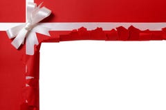 L'espace de indication ouvert de copie déchiré par cadeau de Noël à l'intérieur, arc blanc de ruban, fond rouge de papier d'embal Photo libre de droits L'espace de indication ouvert de copie déchiré par cadeau de Noël à l'intérieur, arc blanc de ruban, fond rouge de papier d'embal Photo libre de droits