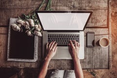 L'espace de travail avec des mains du ` s de fille, l'ordinateur portable, bouquet des pivoines fleurit, café, les fraises, smart photo libre de droits L'espace de travail avec des mains du ` s de fille, l'ordinateur portable, bouquet des pivoines fleurit, café, les fraises, smart photo libre de droits