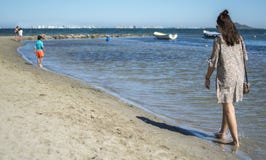 L'Espagne, Murcie - 22 juin 2019 : Tenue décontractée de port de jeune femme heureuse marchant sur la plage photo stock L'Espagne, Murcie - 22 juin 2019 : Tenue décontractée de port de jeune femme heureuse marchant sur la plage photo stock