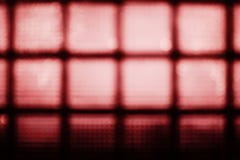 L'estratto ha offuscato il fondo rosso della parete del blocco di vetro Immagini Stock Libere da Diritti L'estratto ha offuscato il fondo rosso della parete del blocco di vetro Immagini Stock Libere da Diritti