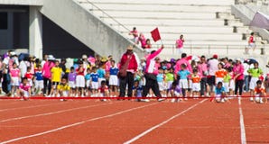 L'evento del giorno di sport dei bambini fotografie stock L'evento del giorno di sport dei bambini fotografie stock
