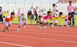 L'evento del giorno di sport dei bambini fotografie stock libere da diritti L'evento del giorno di sport dei bambini fotografie stock libere da diritti