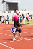 L'evento del giorno di sport dei bambini fotografia stock libera da diritti L'evento del giorno di sport dei bambini fotografia stock libera da diritti