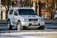 L'evoluzione di Mitsubishi Pajero nel colore d'argento è sulla via fotografia stock libera da diritti L'evoluzione di Mitsubishi Pajero nel colore d'argento è sulla via fotografia stock libera da diritti