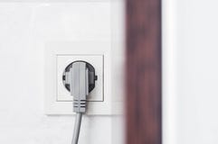 L?get av elektriska uttag i badrummet, s? att inte var synligt och inte st?rde arkivbild L?get av elektriska uttag i badrummet, s? att inte var synligt och inte st?rde arkivbild