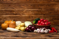 L?gumes frais sur un fond en bois brun photo libre de droits L?gumes frais sur un fond en bois brun photo libre de droits