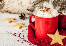 L'hiver a fouetté le café chaud crème dans une tasse rouge avec des biscuits Image libre de droits L'hiver a fouetté le café chaud crème dans une tasse rouge avec des biscuits Image libre de droits