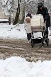 L'hiver Glace neige Les gens marchent dur sur une route glaciale neigeuse passant aux voitures neigeuses sur la rue glaciale non photos stock L'hiver Glace neige Les gens marchent dur sur une route glaciale neigeuse passant aux voitures neigeuses sur la rue glaciale non photos stock