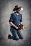 L'homme adulte caucasien ont plaisir à éprouver la simulation immersive de jeu de cowboy de réalité virtuelle Concept de portrait photo libre de droits L'homme adulte caucasien ont plaisir à éprouver la simulation immersive de jeu de cowboy de réalité virtuelle Concept de portrait photo libre de droits
