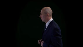 L'homme adulte de portrait dans la suite d'affaires redressent le lien et le regard sur la montre-bracelet banque de vidéos L'homme adulte de portrait dans la suite d'affaires redressent le lien et le regard sur la montre-bracelet banque de vidéos