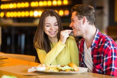L'homme alimente la femme en café photo stock L'homme alimente la femme en café photo stock