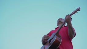 L'homme Joue De La Guitare Acoustique Et Chante Debout Capot De La